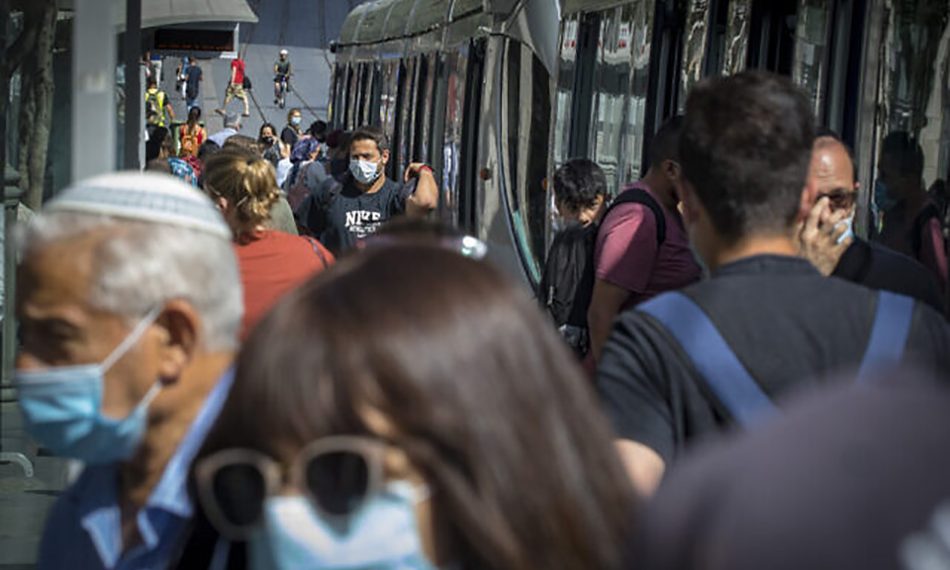 Jerusalemites wearing face masks for fear of coronavirus walk  in Jerusalem City center after the government eased some lockdown measures that it had imposed in order to stop the spread of the coronavirus, on June 16, 2020.
Photo by Olivier Fitoussi/Flash90