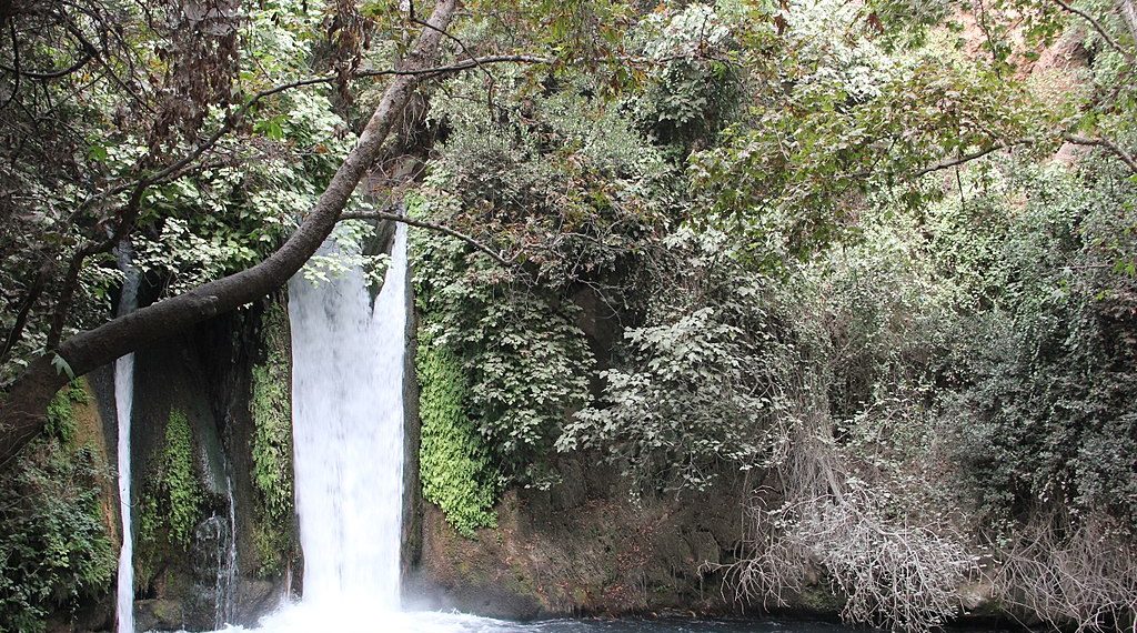 Commons wikimedia: Banias Naturreservat Israel. Det er i denne parken levninger fra Peters kirke er funnet.