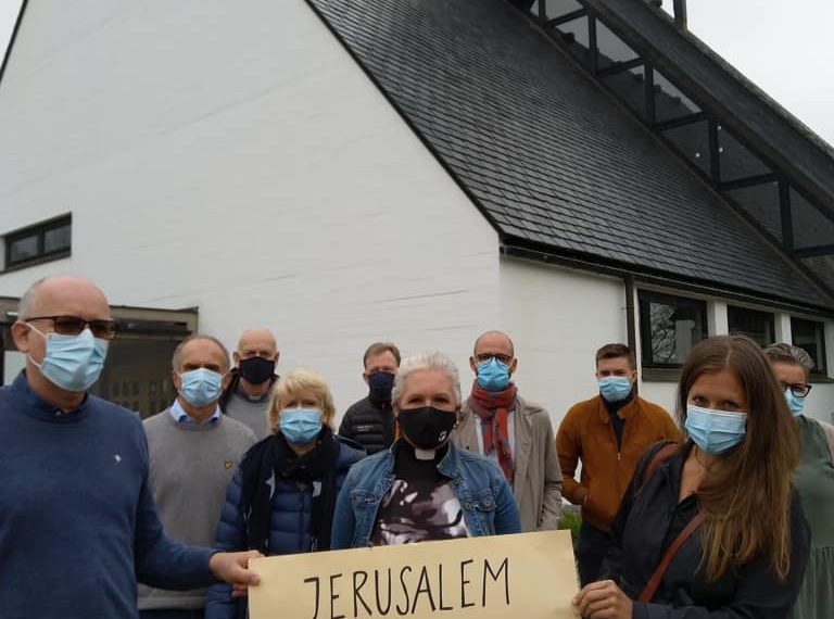 Solidariske prester i Den norske kirke aksjonerer med Palestinakomiteen samtidig som flere tusen raketter sendes fra Gazastripen mot sivile israelere i mai 2021 (foto: Palestinakomiteens Facebook-side 11.05.2021). TRYKK PÅ BILDET FOR Å SE HELE.