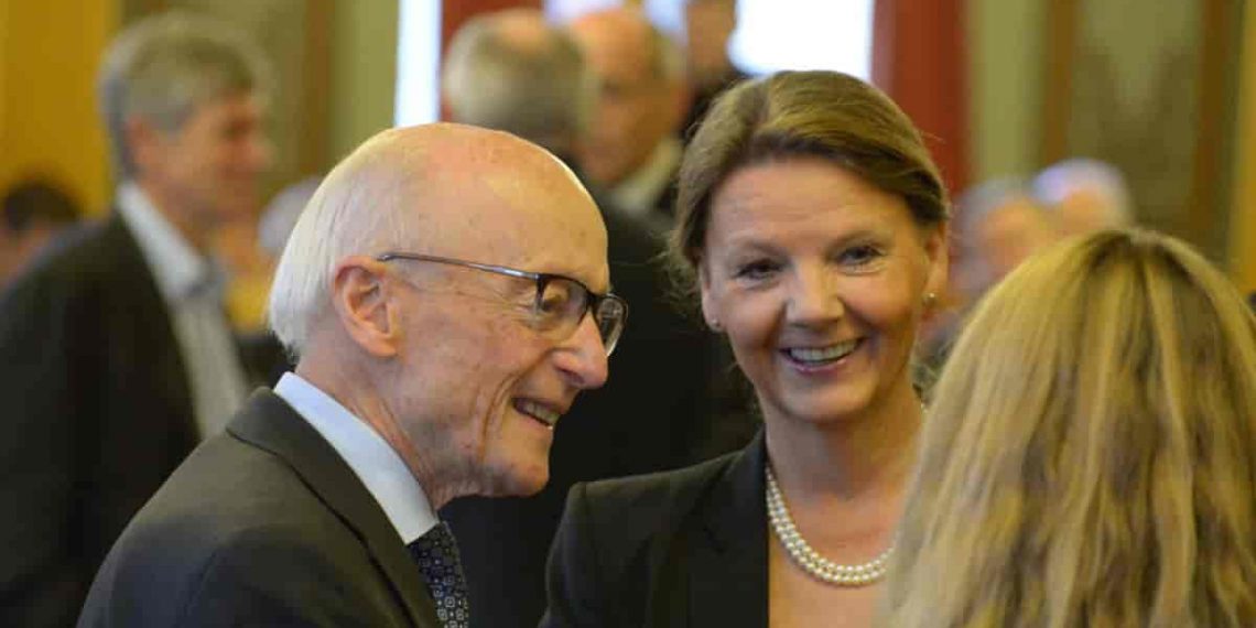 Ingjerd Schou (Høyre) er en tydelig stemme for Israel på Stortinget. Her med Kåre Willoch, som ikke var det. Foto: John Greiner Olsen/Stortinget, i Store Norske Leksikon.