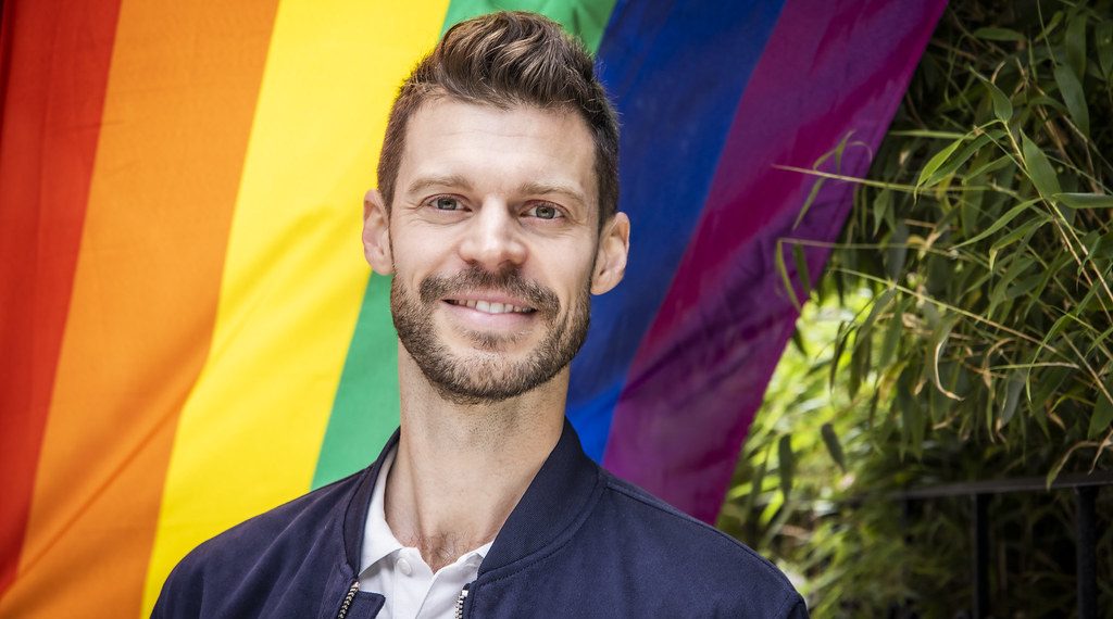 RØDTs leder Bjørnar Moxnes foran PRIDE-flagget. Foto: Ihne Pedersen/rødt.no - https://www.flickr.com/photos/132060046@N04/51335815181