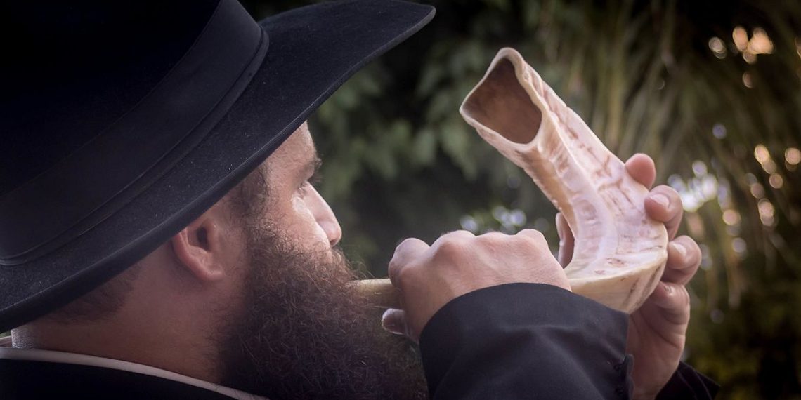 Rosh Hashana (jødisk nyttår) - Sjofarenes høytid. Lenke til Mino Zigs foto: https://commons.wikimedia.org/wiki/File:Shofar_in_Rosh_Hashanah.jpg.