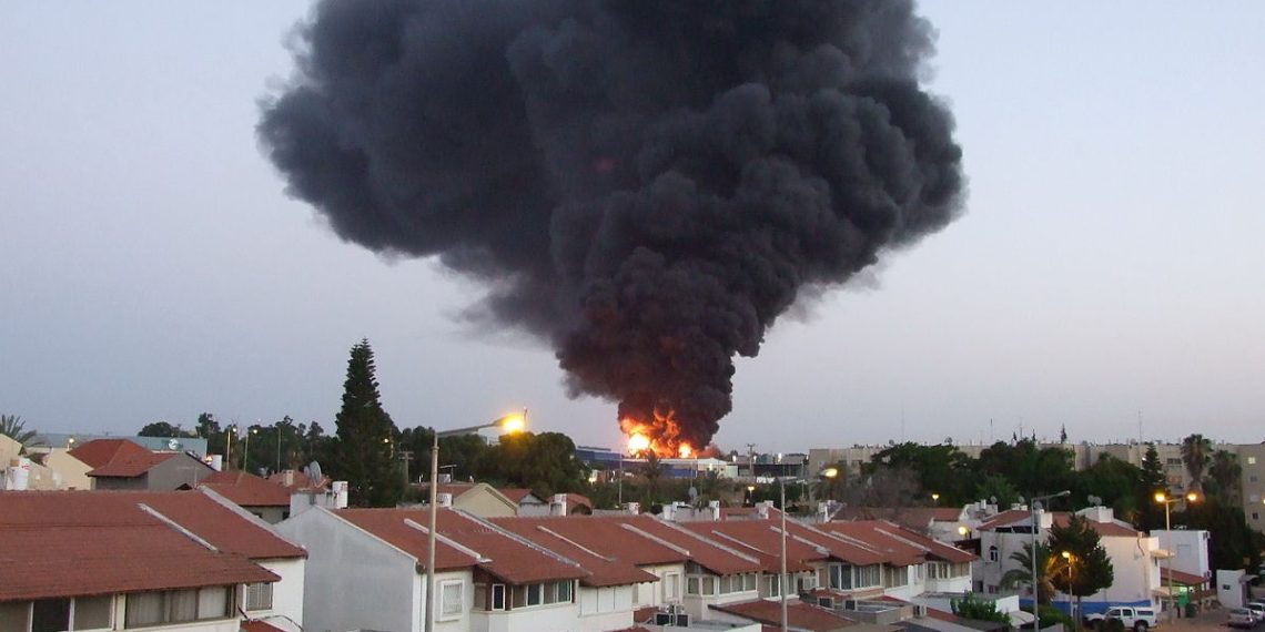 Fabrikk i Sderot, Israel, truffet av rakett fra Gazastripen i 2014. Hamas terroriserer sivile israelere og påfører også palestina-araberne på Gazastripen store lidelser. Foto: Natan Flyer / https://commons.wikimedia.org/wiki/User:NatanFlayer.