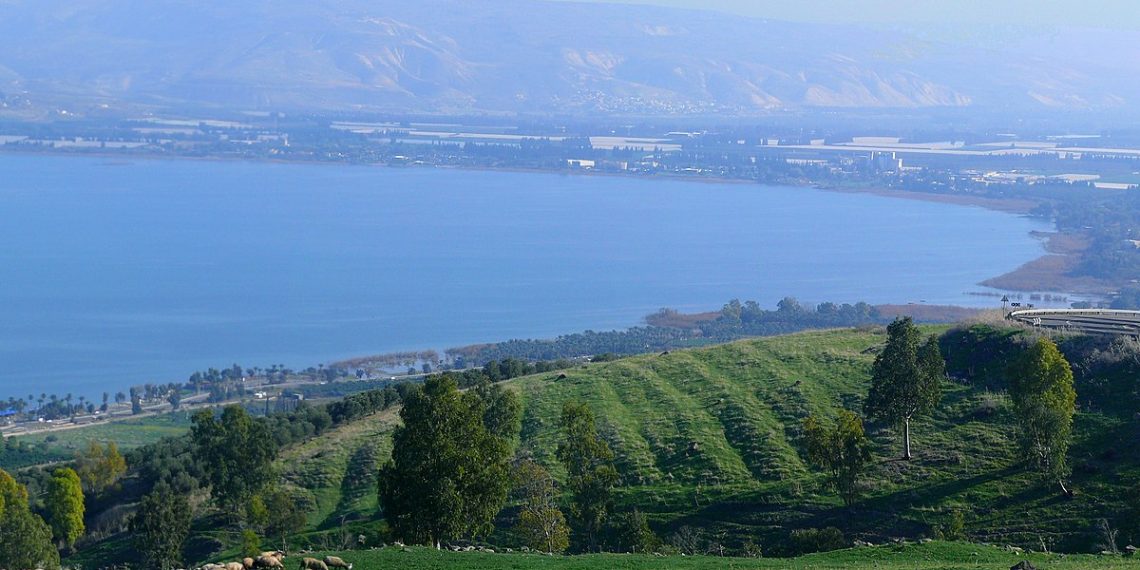 Kinneret. Foto: https://commons.wikimedia.org/wiki/File:Kinneret_cropped.jpg