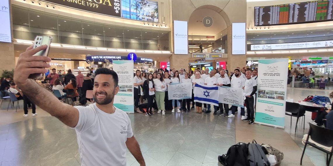 Yoseph Haddad og deler av gruppen med arabiske israelere på vei til Tyskland for å markere minnedagen for Holocaust i Auschwitz. Foto: Yoseph Haddads Facebook-side.