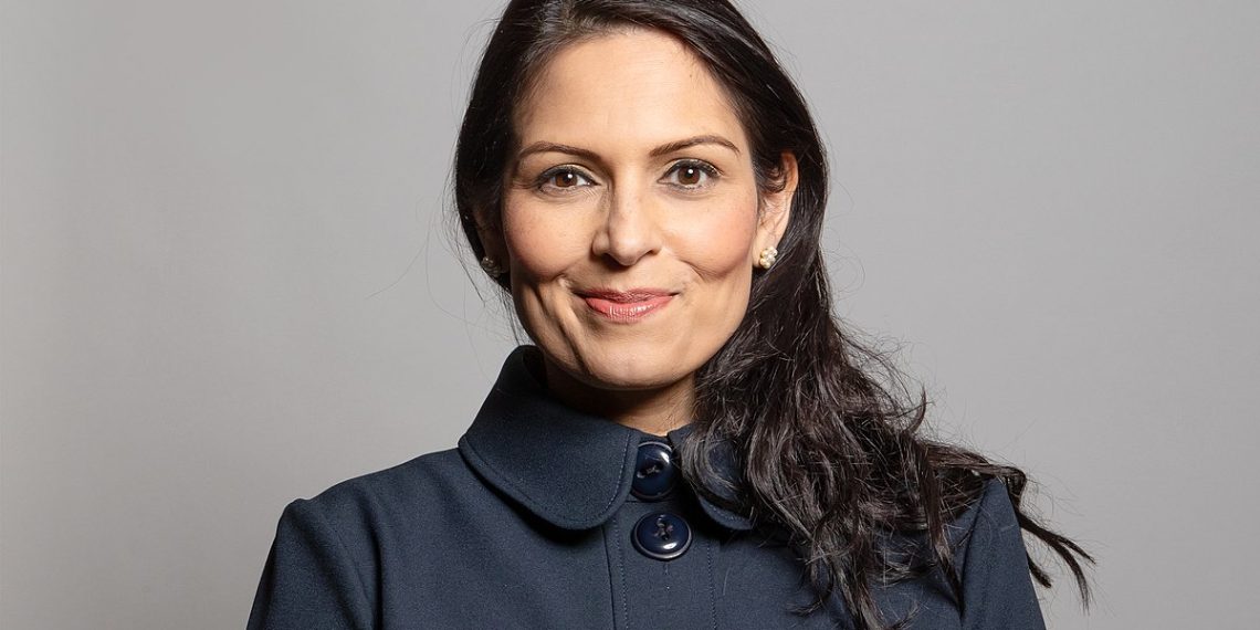 Storbritannias innenriksminister Priti Patel. Foto: https://members-api.parliament.uk/api/Members/4066/Portrait?cropType=ThreeTwo.