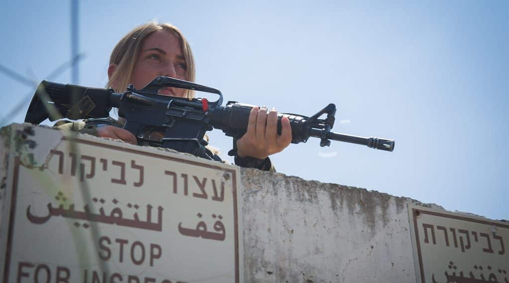 Israelsk soldat på vakt utenfor Nablus. Foto: Israel Defense Forces.