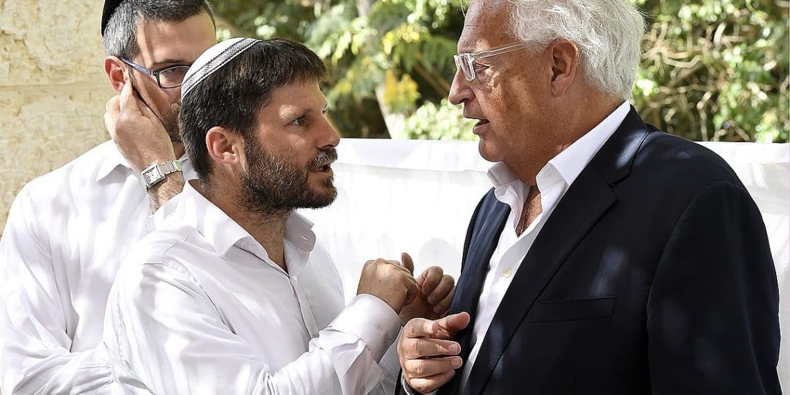 USAs ambassadør David Friedman og leder av det kommende regjeingspartiet Religious Zionist i Sderot, ved grensen til Gazastripen, i 2017. Foto: https://www.flickr.com/people/46886434@N04. Creative Commons License 2.0.