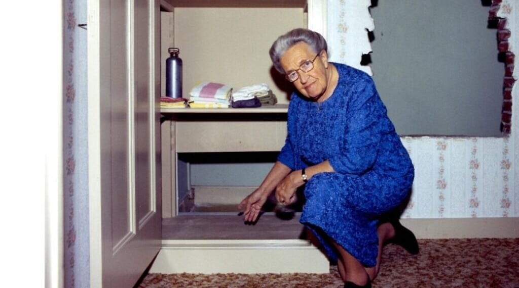 Corrie ten Boom viser gjemmestedet i hjemmet hennes i Haarlem. Foto fra museet som åpnet i 1988.