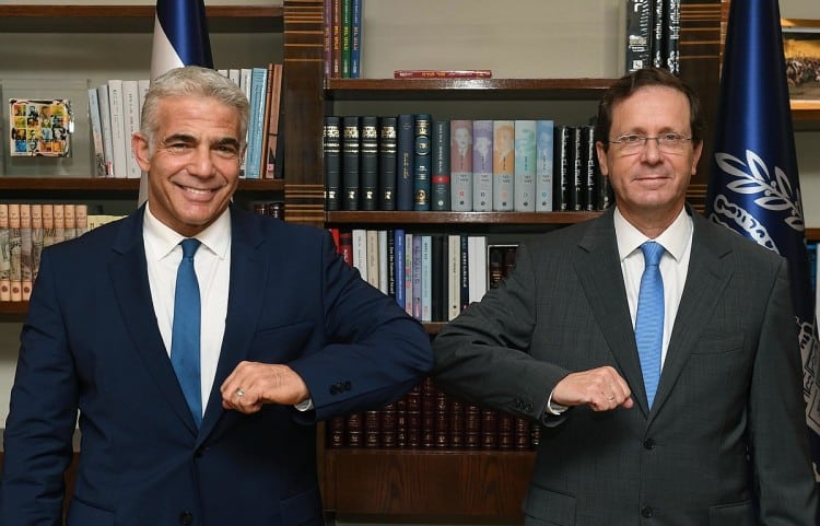 Israels president Isaac Herzog (venstre) og opposisjonsleder Yair Lapid. Foto: Mark Neyman/Spokesperson unit of the President of Israel - https://commons.wikimedia.org/wiki/File:Isaac_Herzog_and_Yair_Lapid,_July_2021_%280422%29.jpg.