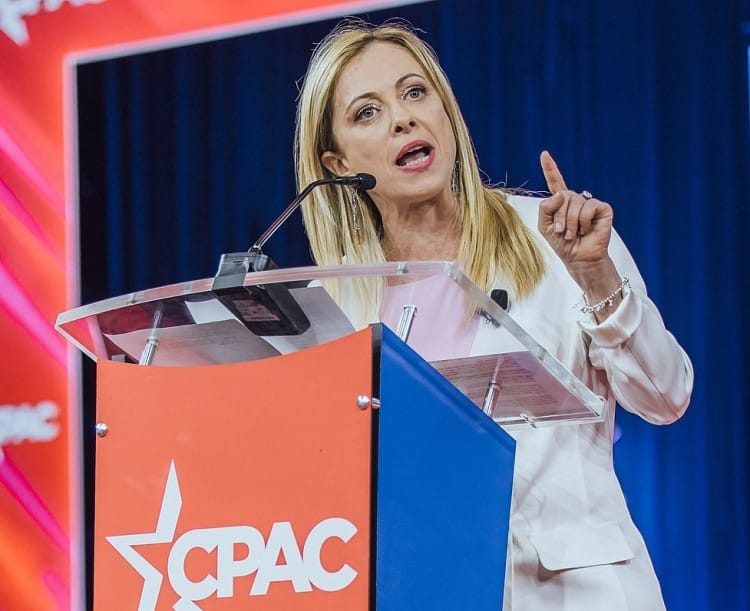 Italias statsminister Giorgia Meloni under CPAC 2022. The Conservative Political Action Conference i USA er den største og mest innflytelsesrike årlige konferansen for konservative politikere. Foto: https://www.flickr.com/photos/voxespana/51915316586/.