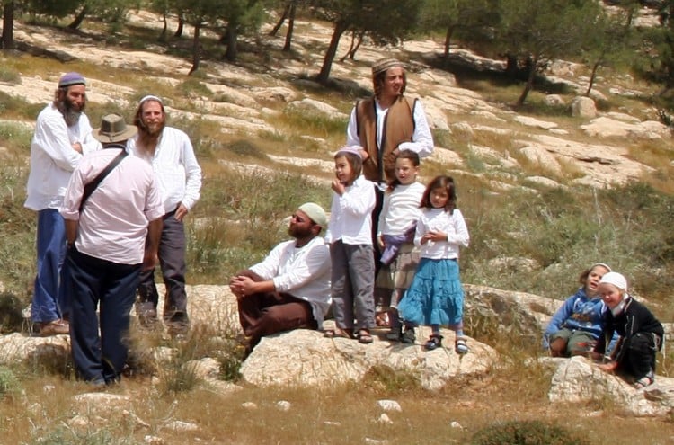 Israeli settlers from the Havat Ma'on outpost. Foto: https://www.flickr.com/photos/joshhough/2100674231.