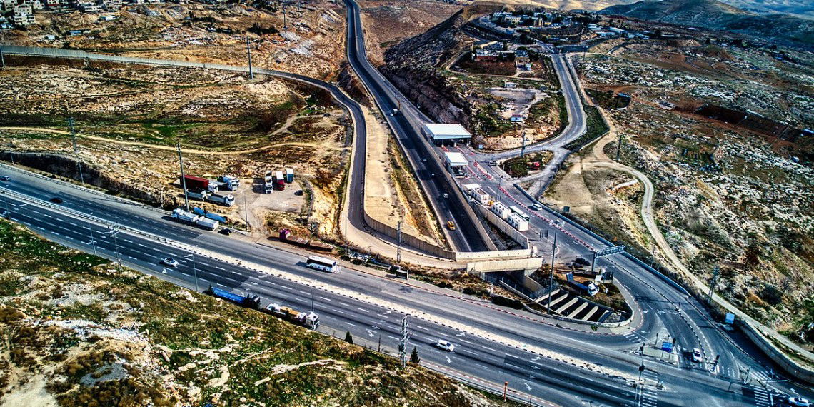 Foto: Hagai Agmon-Snir - https://commons.wikimedia.org/wiki/File:RoadA1Road4370JunctionAl-IssawiyaJunctionDec032022.jpg.