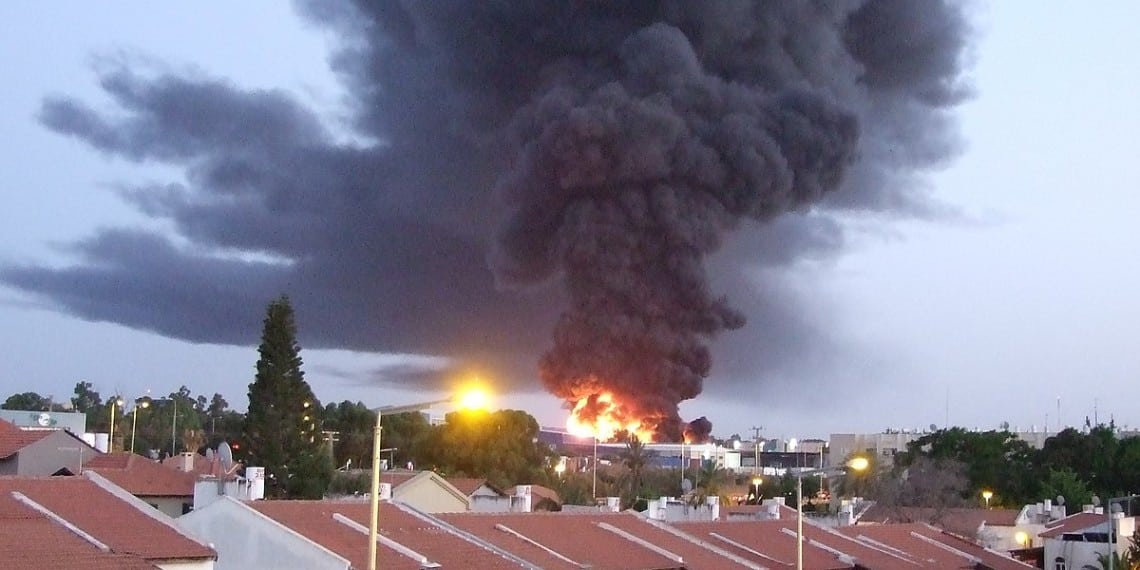 Illustrasjonsfoto. Fra rakettangrep på Sderot i 2011. Foto: Natan Flayer - https://commons.wikimedia.org/wiki/File:SderotBurningFactory3.JPG.