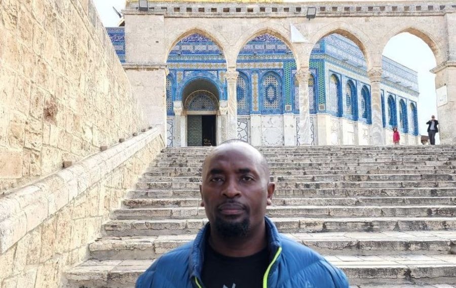 Pastor Dennis Nthumbi på Tempelhøyden foran Klippedomen, i Jerusalems gamleby. Foto fra allisraelnews.com.