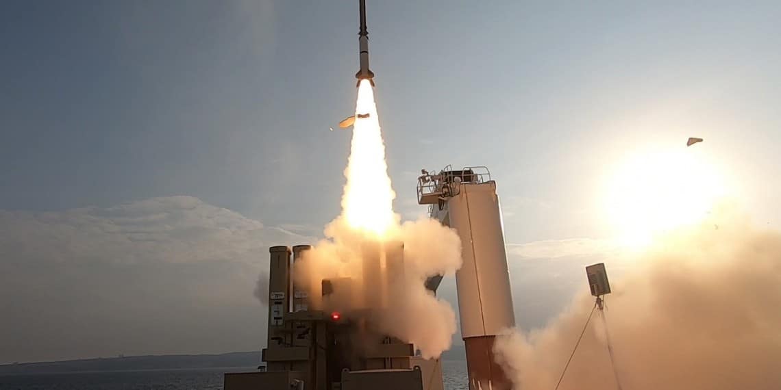 Rakettfosvarssystemet David's Sling ble aktivert for å avskjære en mellomdistanserakett på vei mot sivile i Jerusalem. Foto: Israel Defense Forces - https://commons.wikimedia.org/wiki/File:Successful_%C2%ABDavid%27s_Sling%C2%BB_Interception_Test._III.jpg.