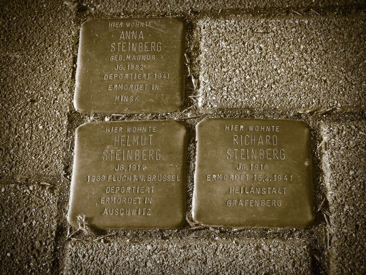 Pixabay - https://pixabay.com/no/photos/minnesmerke-snublesteiner-holocaust-1199587/.